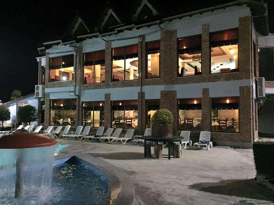Hotel Vila Aeroport Rinas Exteriör bild